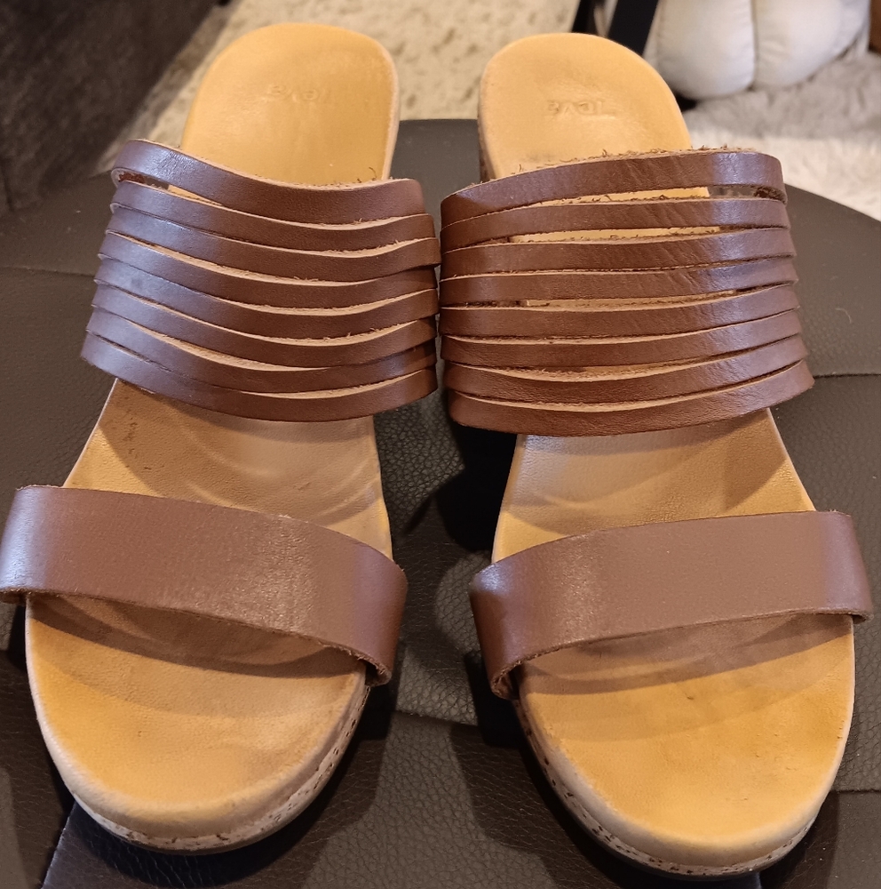 Woman's Size 8.5 Teva Arabelle Leather Slides. Brown.